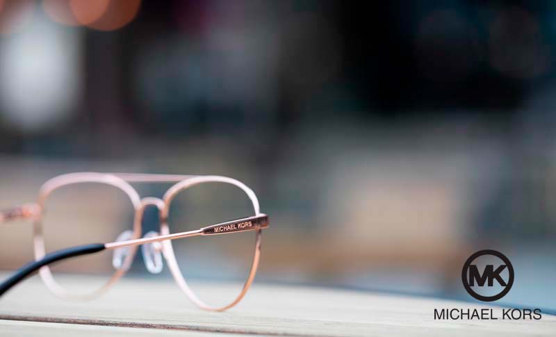 Michael kors briller med blury bakgrunn