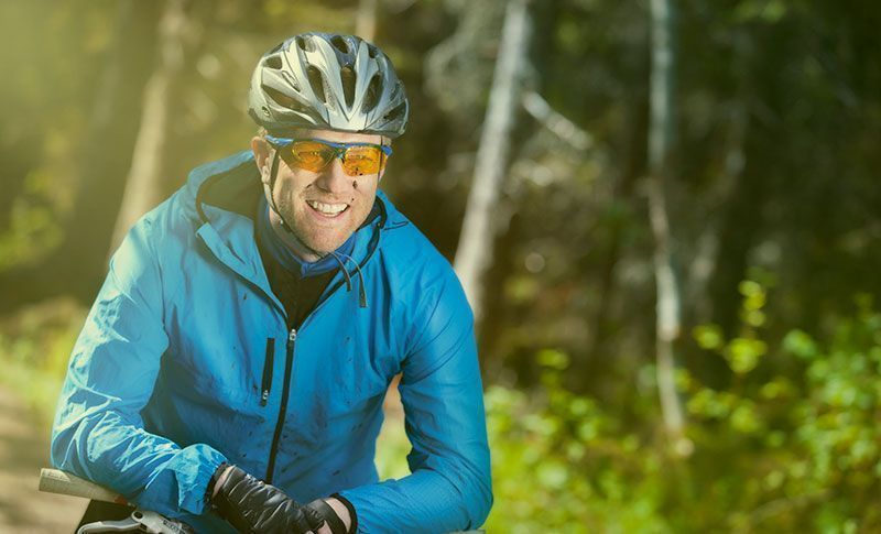 mann med sykkelbriller og hjelm på sykkel