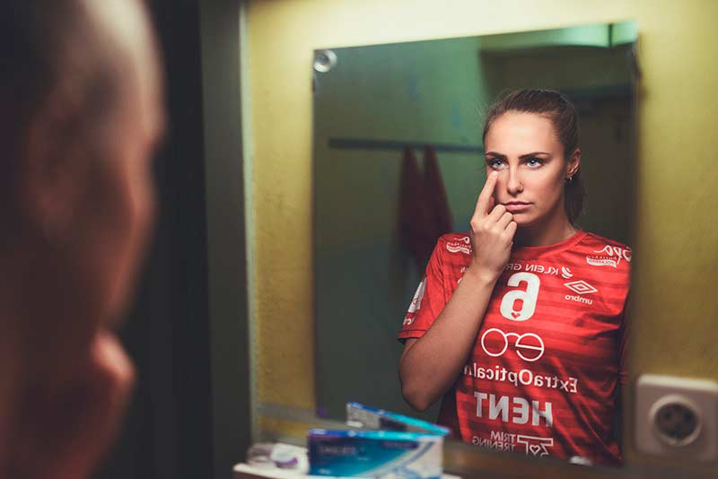 moa fra byåsen som setter på seg linser