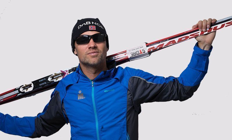 mann med sportsbriller og ski
