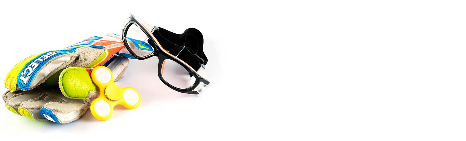 keeperhansker og en spinner som ligger ved en sportsbrille for barn